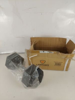 une boîte en carton et une paire de ciseaux posés sur une table