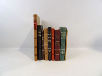 plusieurs livres sont empilés sur une surface blanche