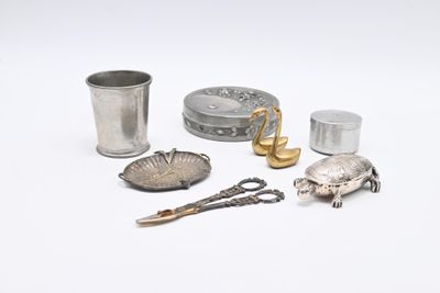 beaucoup d'objets en argent posés sur une table