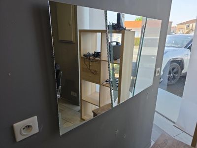 un miroir accroché au mur d'une pièce