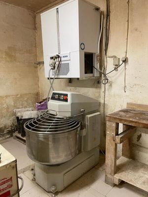 une photo d'une cuisine avec un mixeur et une table