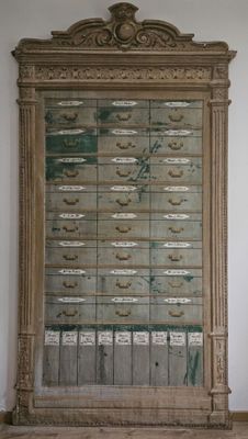 une grande armoire en bois dotée de nombreux tiroirs