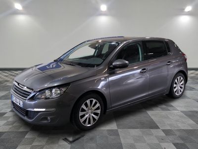 la voiture grise est garée sur un sol en damier dans le garage