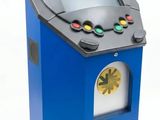 une machine bleue posée sur une surface blanche