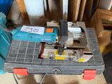 une photo d'un établi sur lequel sont posés des outils