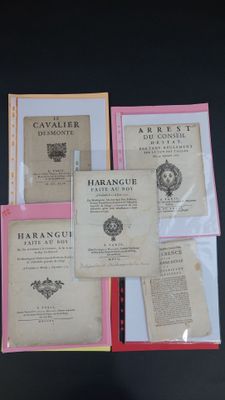 plusieurs livres sont empilés sur une table