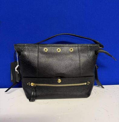 un sac à main en cuir noir avec des finitions dorées et des fermetures éclair