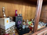 de nombreux flacons de parfum posés sur une étagère dans une pièce