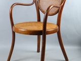 une chaise en bois avec une assise en osier sur fond blanc
