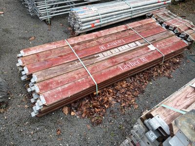 un tas de bois posé par terre à côté d'un autre tas de bois