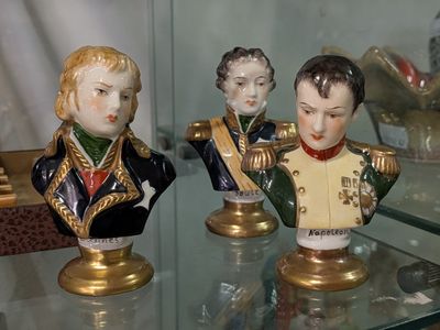 trois figurines représentant des hommes, exposées dans une vitrine