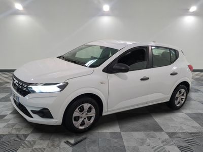 la voiture blanche est garée dans le garage sur un sol en damier