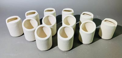 un ensemble de vases blancs posés sur une table