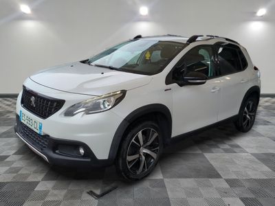 la voiture blanche est garée dans le garage sur un sol en damier