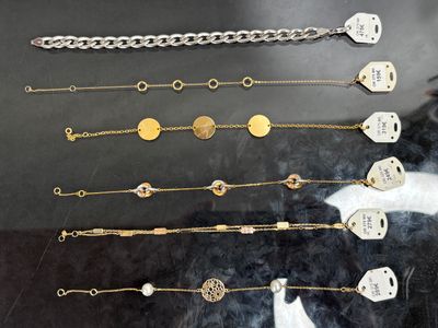 a lot of bracelets that are on a table