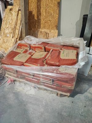 de nombreux sacs de nourriture posés sur une palette