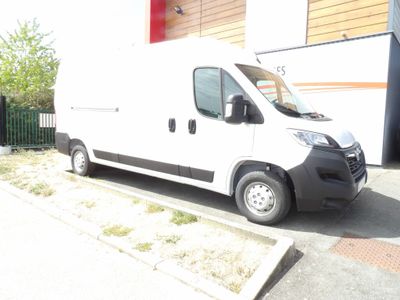 une camionnette blanche garée devant un bâtiment
