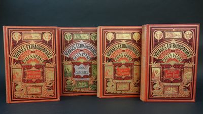 trois livres sont alignés les uns à côté des autres sur un fond noir