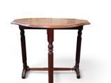 image d'une table avec un plateau en bois sur fond blanc