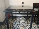 une table à manger et deux chaises dans une pièce ornée d'une grande peinture murale