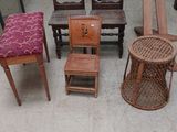 de nombreuses chaises et tables différentes dans une pièce