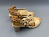 paire de sandales en cuir pour femme avec des boucles au niveau des orteils