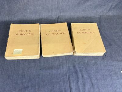 trois livres sur une toile bleue avec un fond bleu