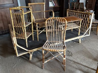 plusieurs chaises et une table dans une pièce où se trouve une bibliothèque