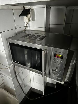 un micro-ondes posé sur une étagère dans une cuisine