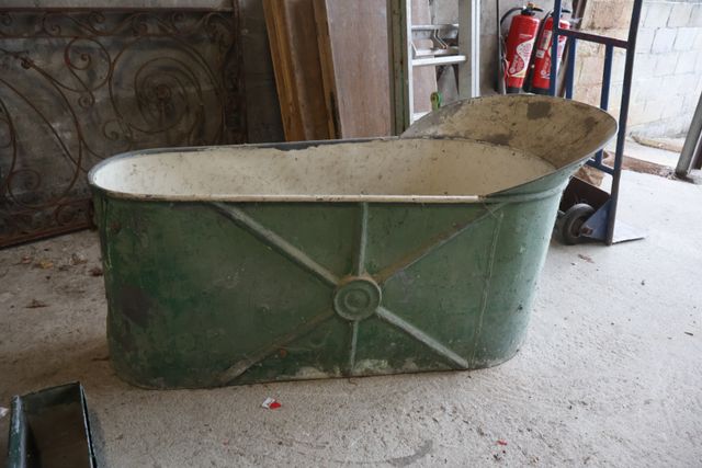 Baignoire ancienne en tôle peinte