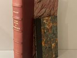deux livres posés l'un à côté de l'autre sur une étagère