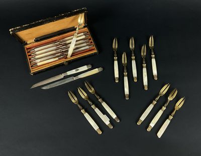 Ensemble de douze fourchettes à fruits, manche en nacre, fou…