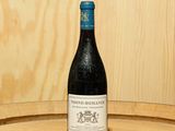 une bouteille de vin posée sur un tonneau