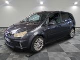 la photo d'une petite voiture bleue garée dans un garage