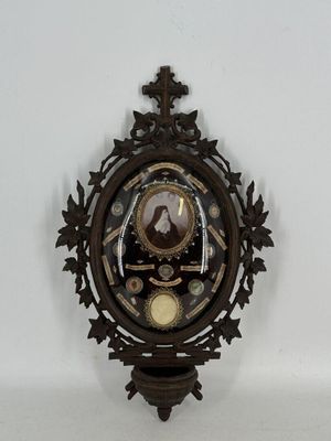 une horloge accrochée au mur de la pièce