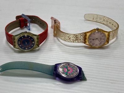 trois montres-bracelets posées côte à côte sur une table