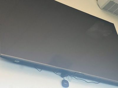 un ordinateur portable posé sur un bureau