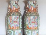 deux vases posés sur une étagère