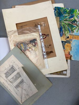 un grand nombre de documents posés sur une table