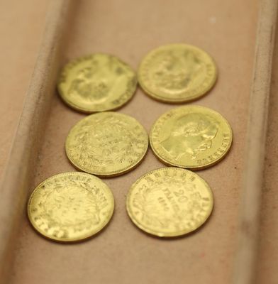 plusieurs pièces d'or posées les unes à côté des autres sur une table