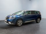 Le SUV bleu est garé dans une grande pièce au sol noir.