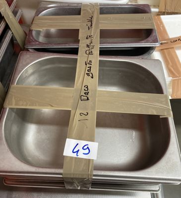 Plusieurs plateaux de nourriture sont alignés les uns à côté des autres, chacun muni d'une étiquette de prix