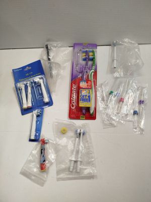 plusieurs brosses à dents, du dentifrice, du dentifrice, du dentifrice, du dentifrice, du dentifrice, du dentifrice, du dentifrice, du dentifrice