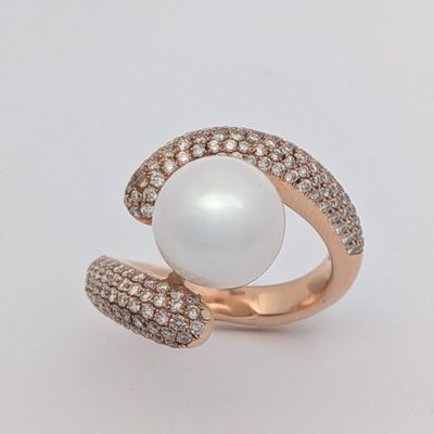 une image d'une bague en perles et diamants sur fond blanc