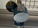 une lampe suspendue au plafond de la pièce