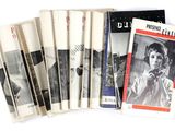 plusieurs livres sont empilés sur une surface blanche