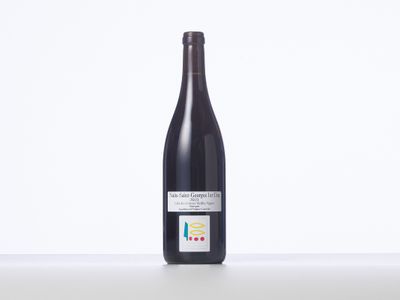une bouteille de vin posée sur une table