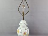 l'image d'une lampe posée sur une table
