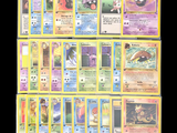 beaucoup de cartes pokemon sur la table