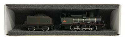 un petit train dans une boîte posée sur une surface blanche